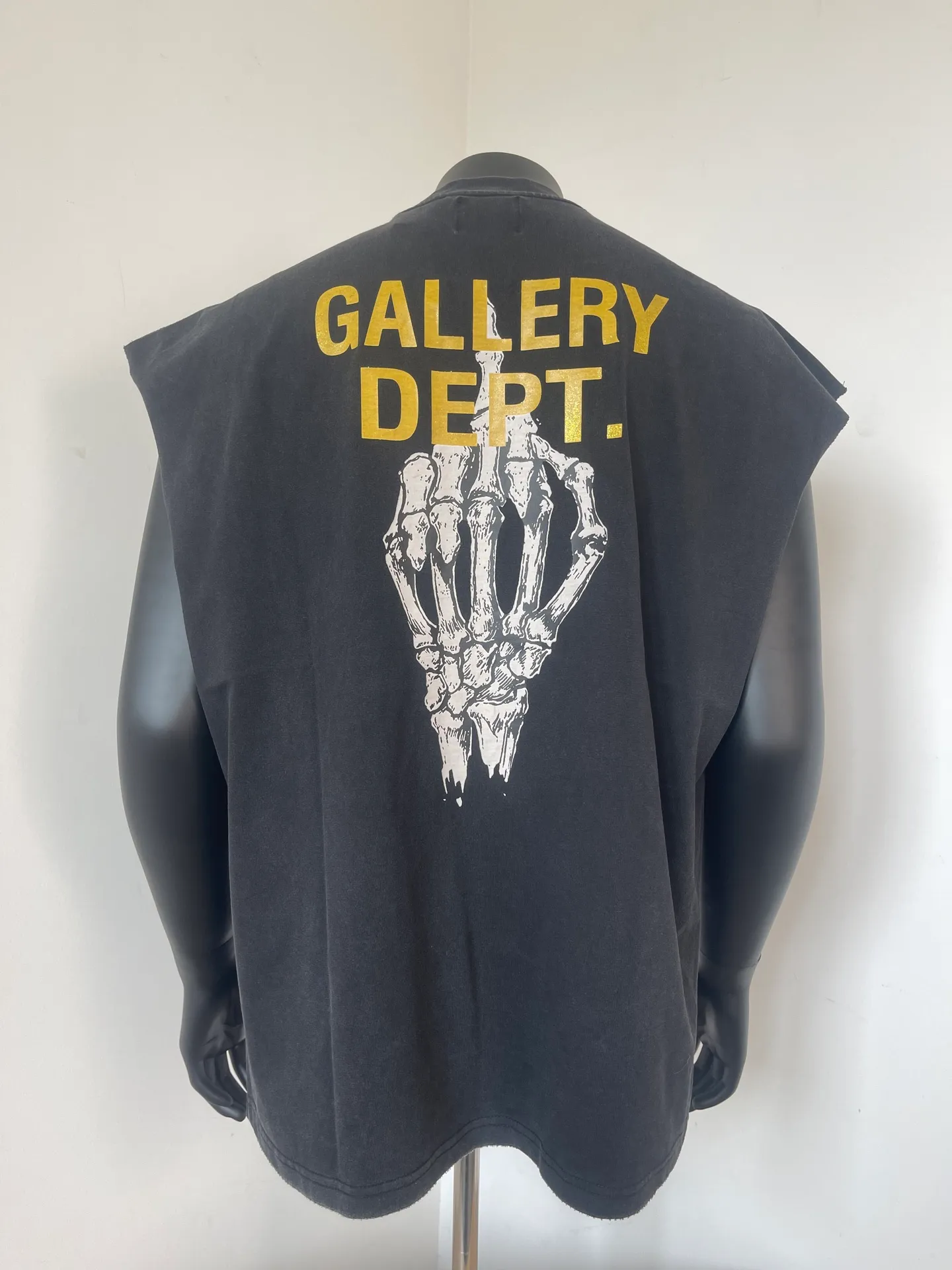 pt model number #G1004 P116 GALLERY DEPT. Distressed and frayed sleeveless waistcoat short sleeves. Skull middle finger 🖕🏻 print. Made of 280G double yarn pure cotton. The fabric is comfortable and stylish. After washing and distressing, the upper body becomes more fashionable and cool. The collar and hem are frayed. The design is full. The US version is too large. Color: washed black. Size S/M/L/XL